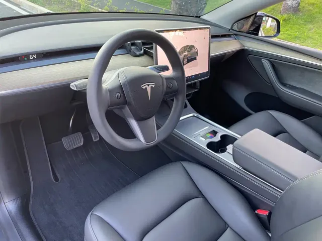 Tesla Model Y — Фото автомобиля 11