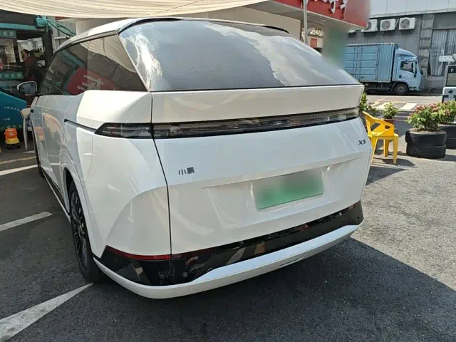 Xpeng X9 — Фото автомобиля 4