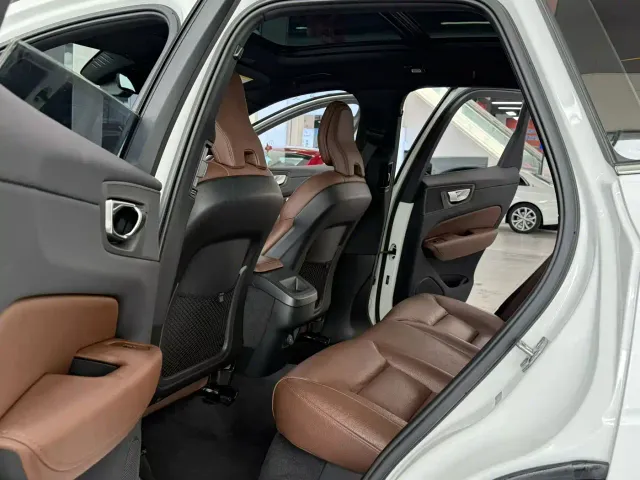 Volvo XC60 — Фото автомобиля 7