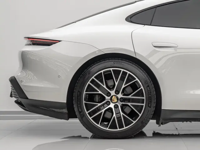 Porsche Taycan — Фото автомобиля 14