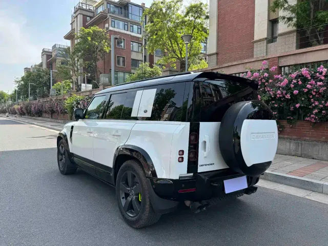 Land Rover Defender — Фото автомобиля 8