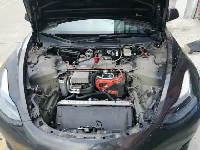 Tesla Model 3 — Фото автомобиля 19