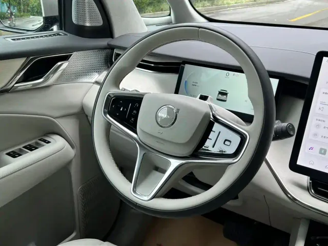 Volvo EM90 — Фото автомобиля 14