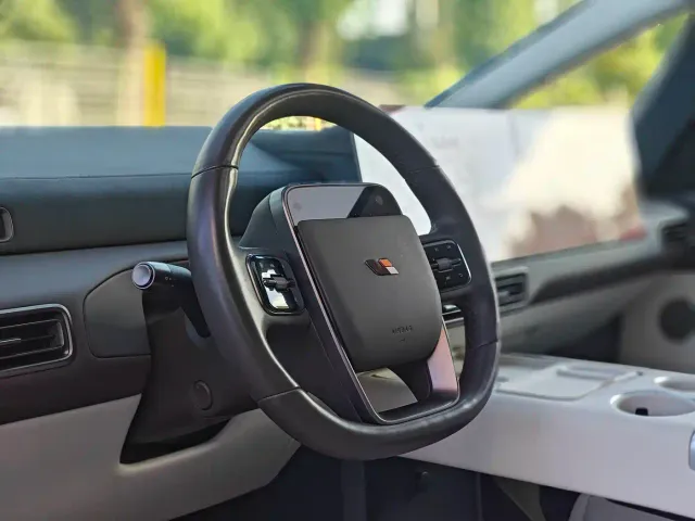 Li Auto MEGA — Фото автомобиля 14