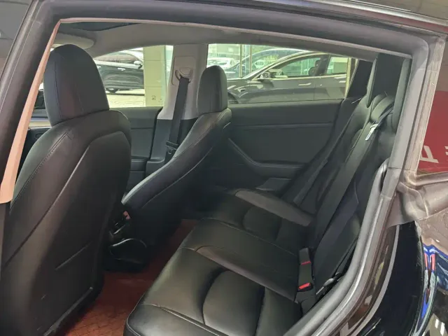 Tesla Model 3 — Фото автомобиля 5