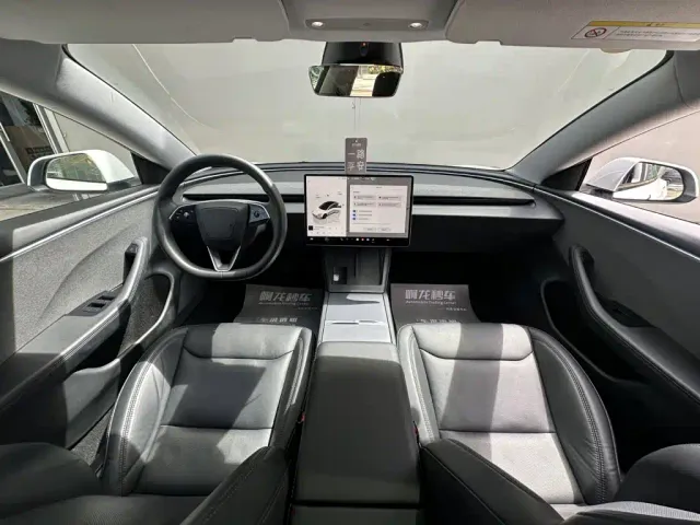 Tesla Model 3 — Фото автомобиля 6