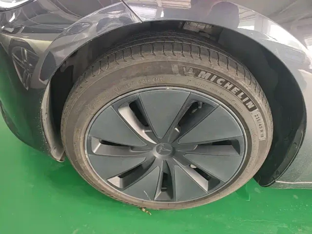 Tesla Model 3 — Фото автомобиля 22