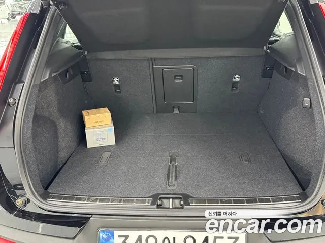 Вольво XC40 B4 Ultra Bright — Фото автомобиля 13