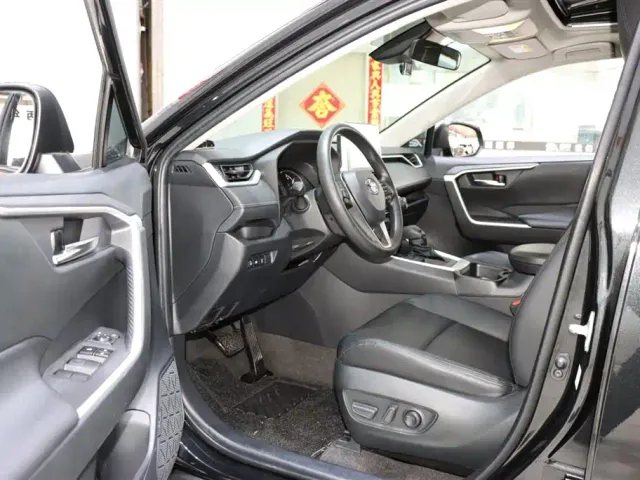 Toyota RAV4 — Фото автомобиля 10