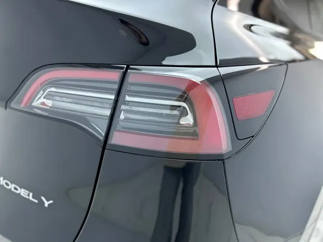 Tesla Model Y — Фото автомобиля 23