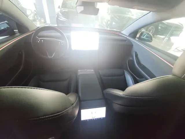 Tesla Model 3 — Фото автомобиля 11