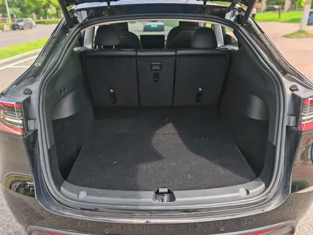 Tesla Model Y — Фото автомобиля 16