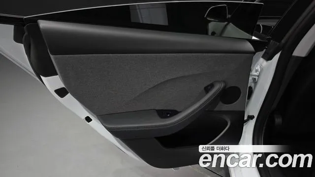 Tesla Model 3 — Фото автомобиля 14