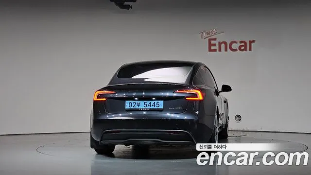 Tesla Model 3 — Фото автомобиля 4