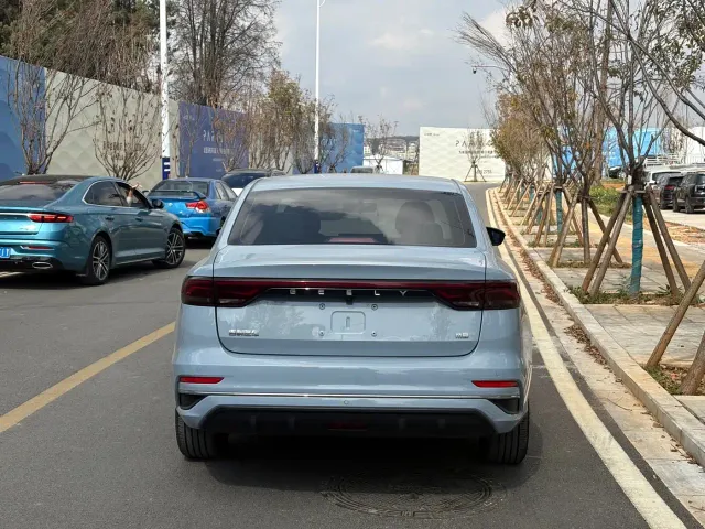Geely Emgrand — Фото автомобиля 11