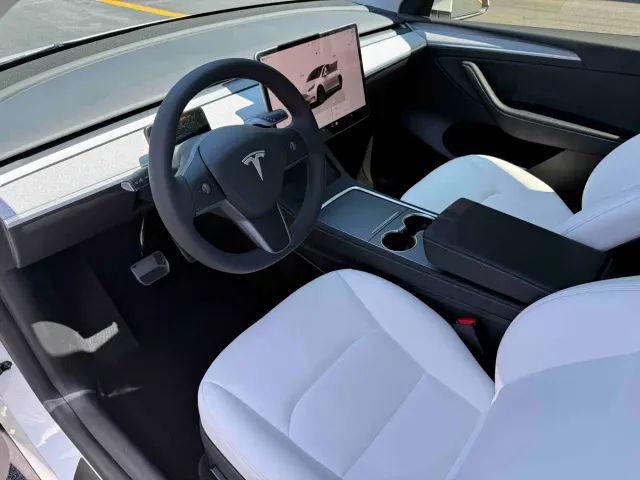 Tesla Model Y — Фото автомобиля 9