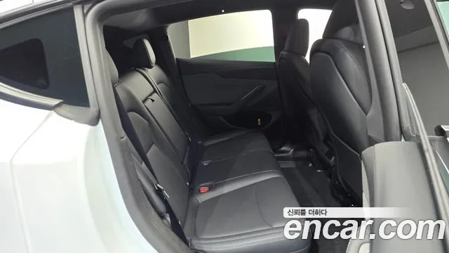 Tesla Model Y — Фото автомобиля 17