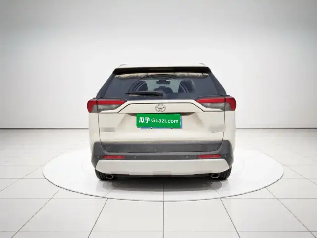 Toyota RAV4 — Фото автомобиля 3