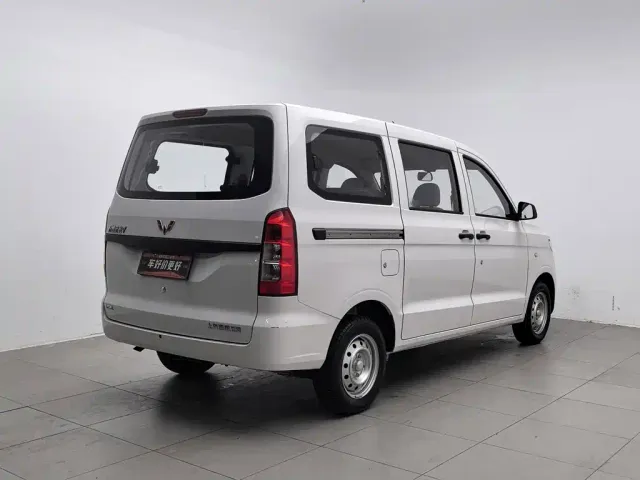 Wuling Hongguang V — Фото автомобиля 2