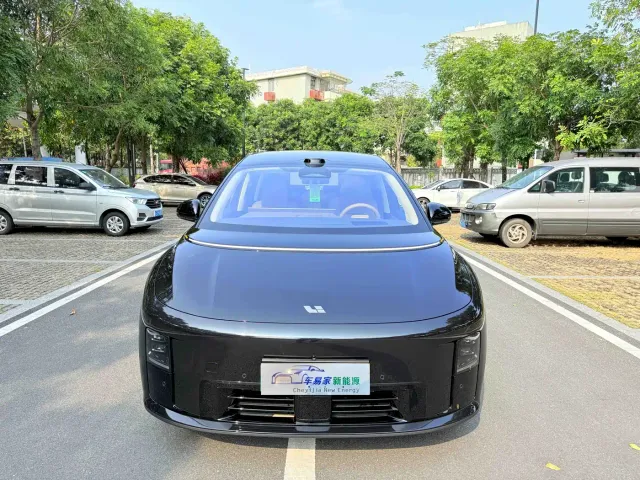 Li Auto i8 — Фото автомобиля 2