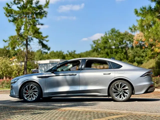 Lincoln Z — Фото автомобиля 5