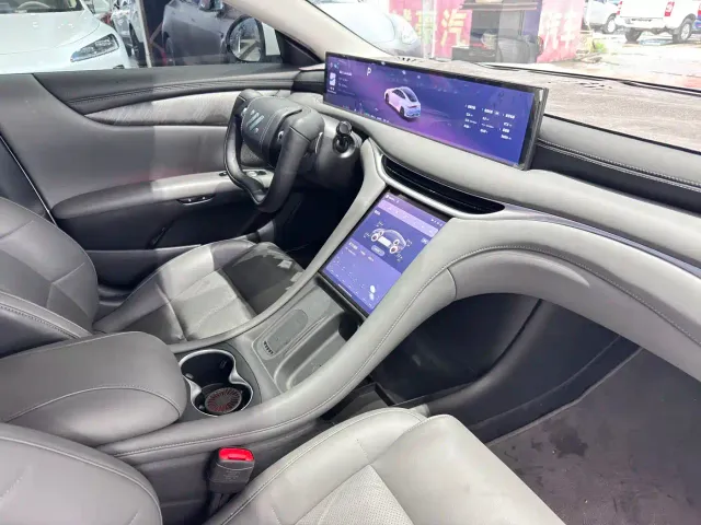 IM Motors L6 — Фото автомобиля 10