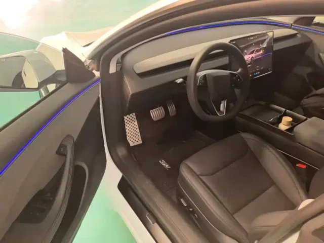 Tesla Model 3 — Фото автомобиля 15