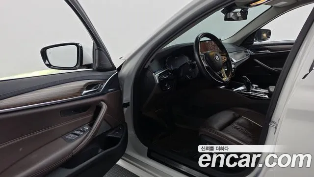 BMW 5 Series G30 — Фото автомобиля 10