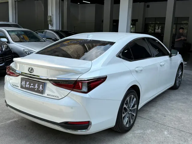 Lexus ES — Фото автомобиля 15