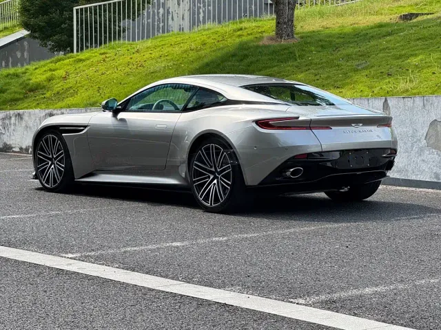 Aston Martin DB12 — Фото автомобиля 8