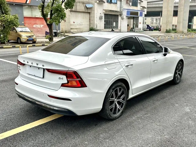 Volvo S60 — Фото автомобиля 5