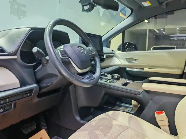 Toyota Sienna — Фото автомобиля 4
