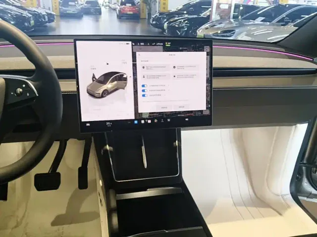 Tesla Model Y L — Фото автомобиля 12