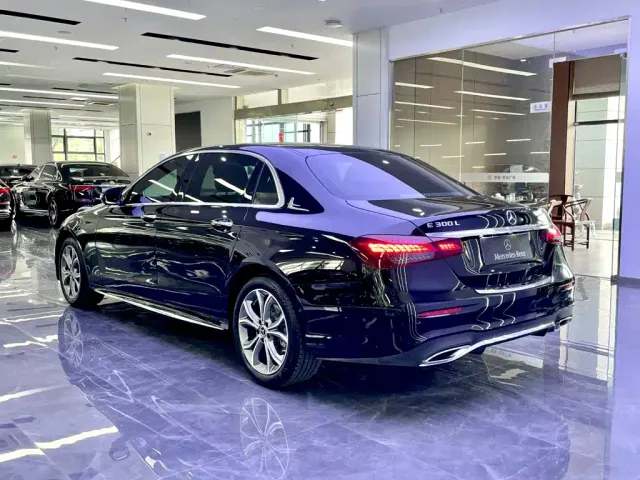 Mercedes-Benz E-Class — Фото автомобиля 4