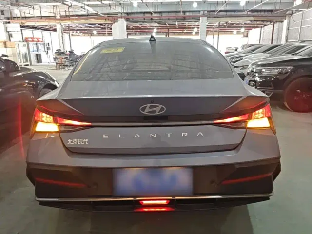 Hyundai Elantra — Фото автомобиля 5
