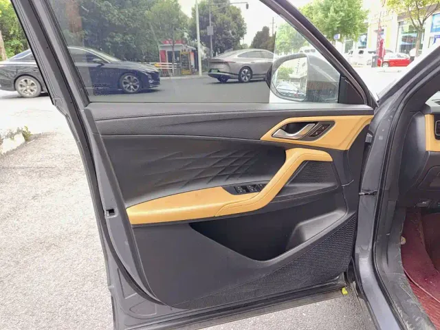 Roewe RX5 — Фото автомобиля 6