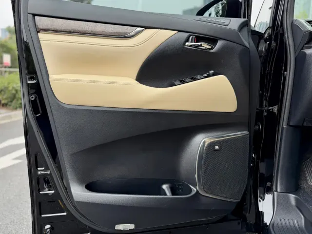 Toyota Vellfire — Фото автомобиля 22
