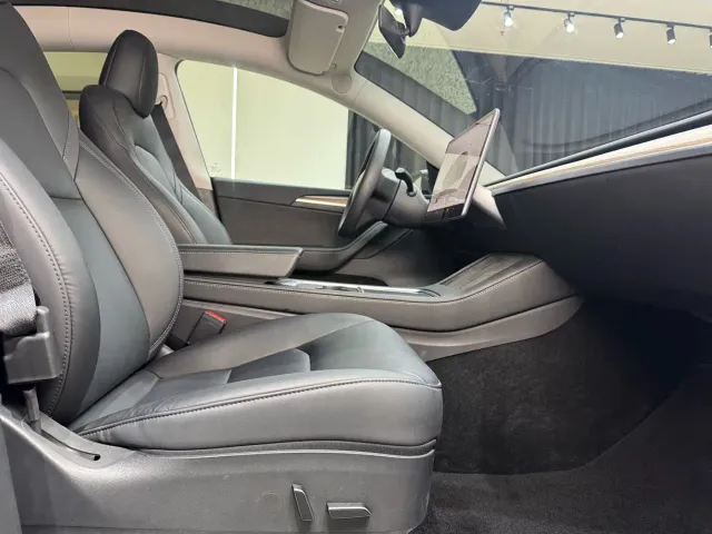 Tesla Model Y — Фото автомобиля 30