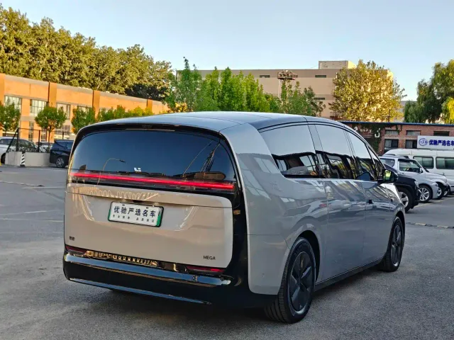 Li Auto MEGA — Фото автомобиля 11