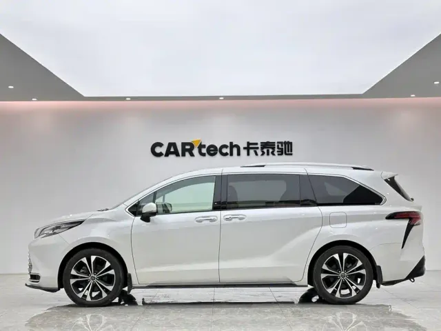 Toyota Sienna — Фото автомобиля 2