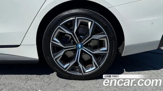 BMW i4 — Фото автомобиля 5