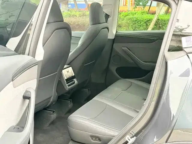 Tesla Model Y — Фото автомобиля 6