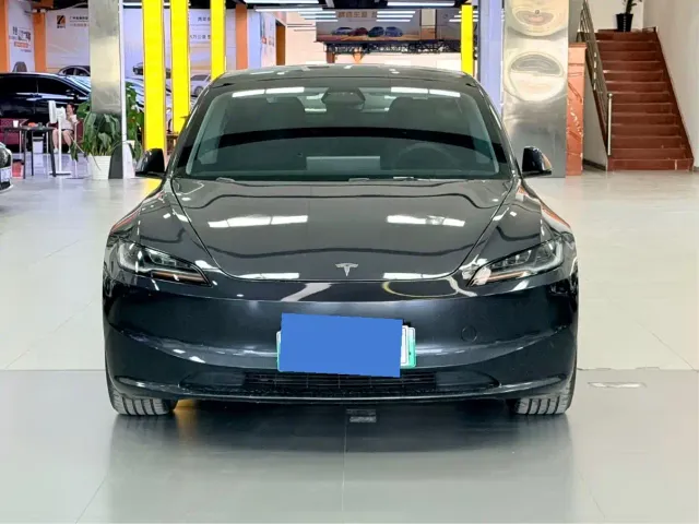 Tesla Model 3 — Фото автомобиля 2