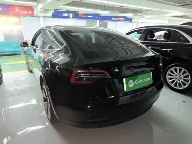 Tesla Model 3 — Фото автомобиля 4