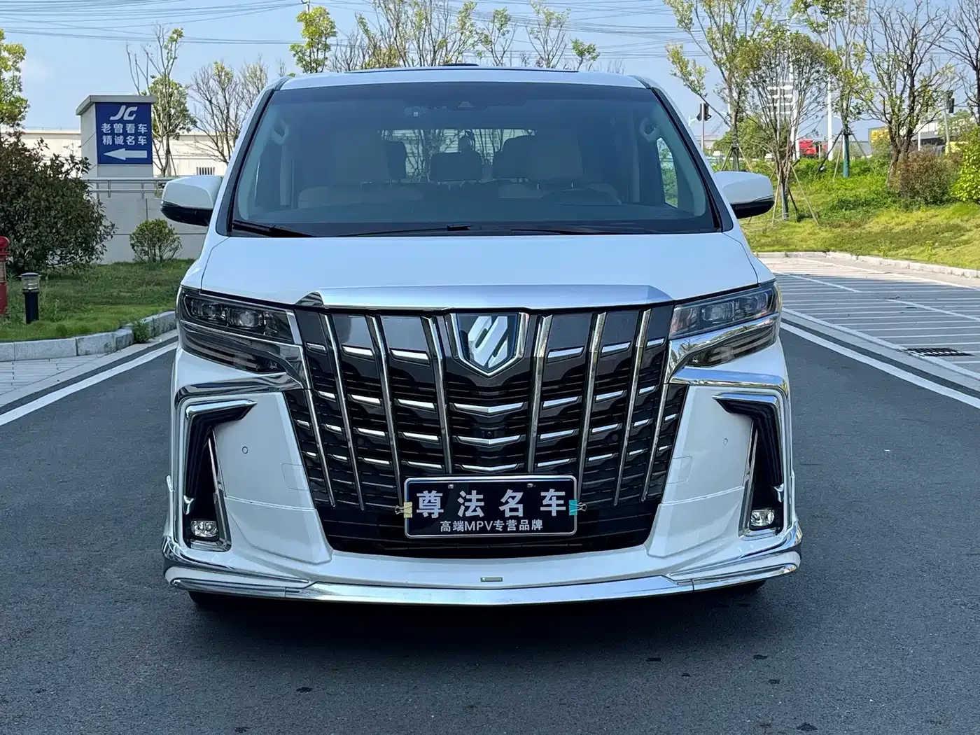 Toyota Alphard 2021 Hybrid 2.5L Luxury — Фото автомобиля 2