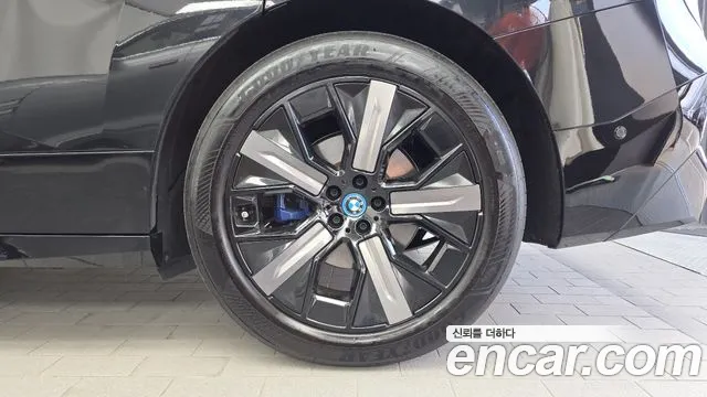BMW iX — Фото автомобиля 6