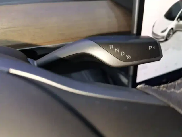 Tesla Model 3 — Фото автомобиля 13