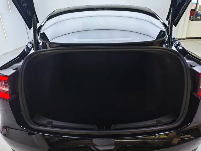 Tesla Model 3 — Фото автомобиля 14