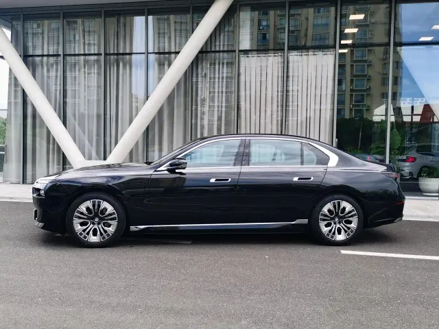 BMW BMW i7 2023 eDrive50L Leading Luxury Package — Фото автомобиля 3