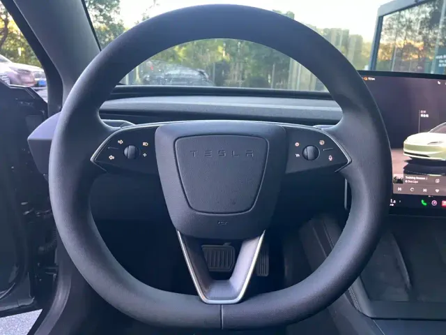 Tesla Model 3 — Фото автомобиля 11